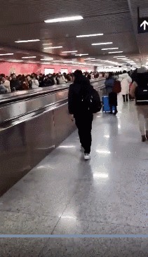 坐地铁排两个小时！100公里开4小时！今天你准时到岗了吗？