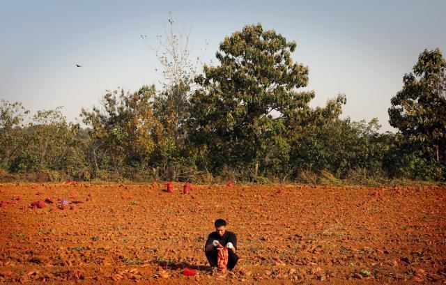  「名校」名校大学毕业生一心想找“铁饭碗”，考公务员失败后回