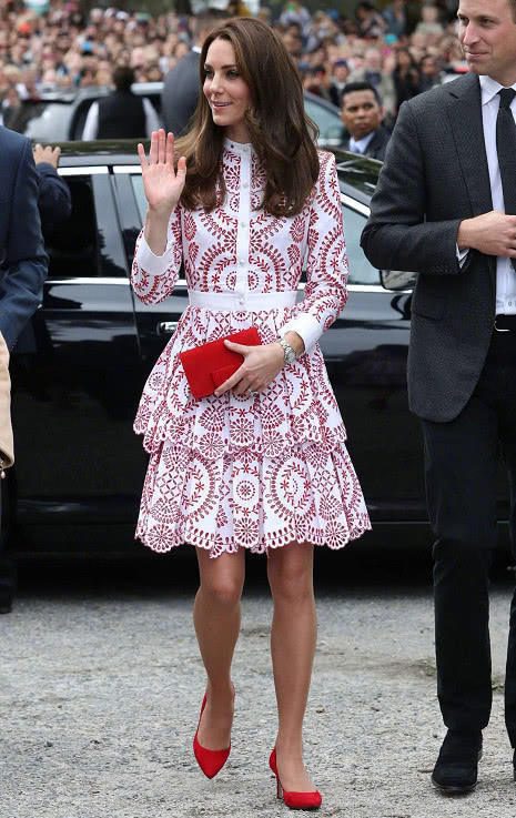 同样是穿黄色连衣裙，梅根却在这一个细节上输给了凯特王妃！