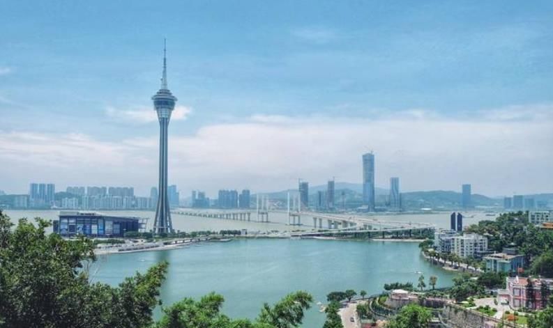 澳门地标建筑观光塔，338米高，让人心跳的空中蹦极你敢玩吗