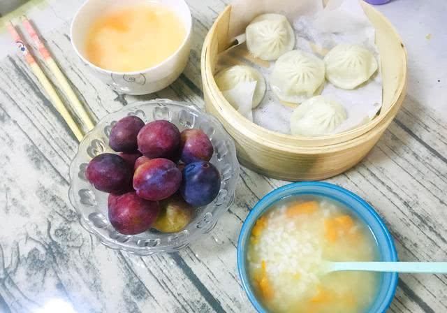 『家里』晒一下我们家一周早饭,盆友说:怪不得小孩在家里授课不烦神,吃得好