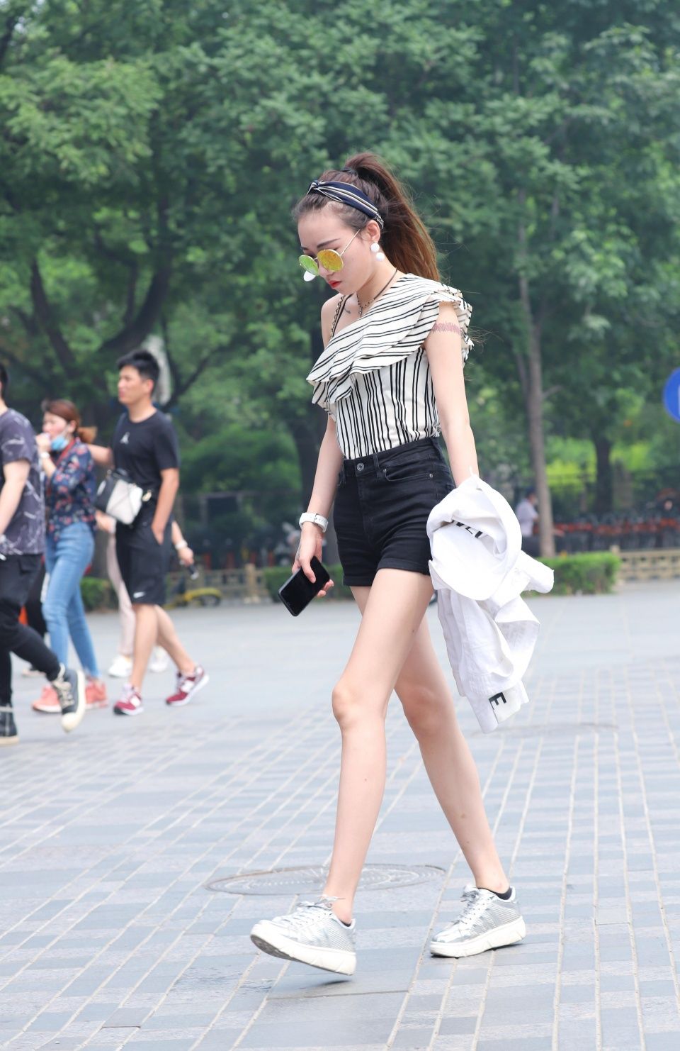 路人街拍，连衣裙撩起仙女范，这样的夏季搭配你喜欢吗?