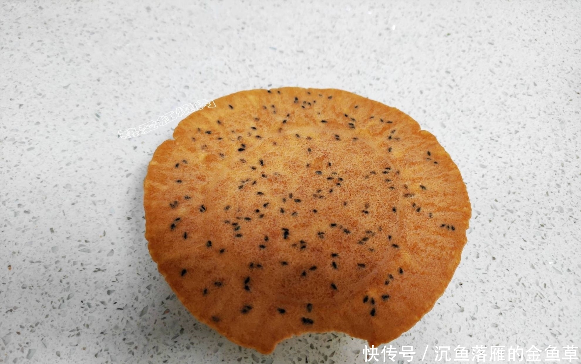  『家里』想吃蛋卷不用买，家里有鸡蛋面粉和白糖就能做，酥脆的一咬就掉渣