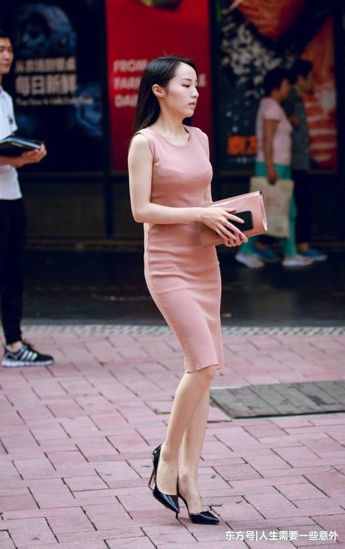 街拍美女,简单时尚的穿搭让夏天美不胜收,两对双胞胎哪对好看?