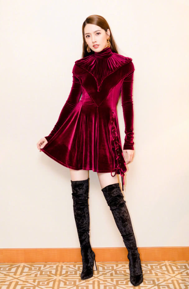 郭碧婷穿一身绿色透视裙，一双美腿若隐若现，穿衣还是很大胆的！