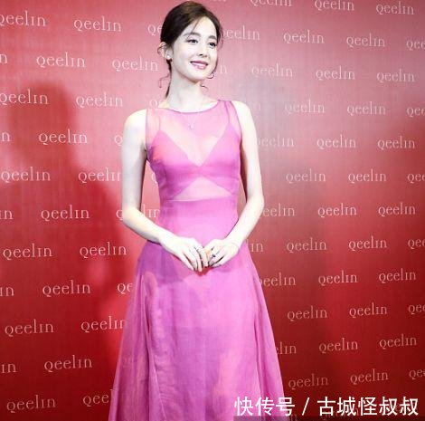 古力娜扎真是拼，穿透视纱裙大秀性感酥胸，网友张翰该后悔了