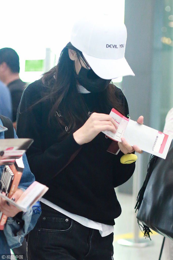 【独家】迪丽热巴帽子口罩遮面保持低调 黑白极简搭配休闲范儿足