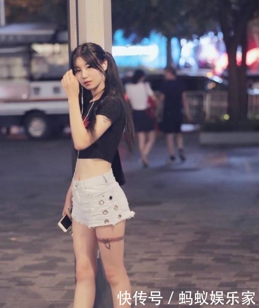 「 设计」让小姐姐从头美到脚,二狗街拍集:一字带高跟凉鞋充满时尚感