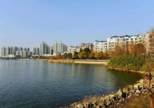  [重点]湖南岳阳华容县最大的镇，位于藕池河南岸，是全国重点镇