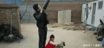 大哥你怎么穿裙子出来了，是你老婆的吗，你那高跟鞋穿着还舒服吧