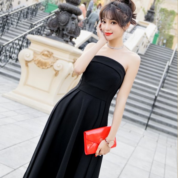 现在的女人果然胆大,吊带都不穿了,穿个抹胸裙直接出门,太性感