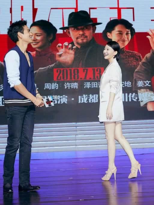 49岁许晴厉害了，皮裤穿到吊裆裤，轻松驾驭9套个性穿搭！