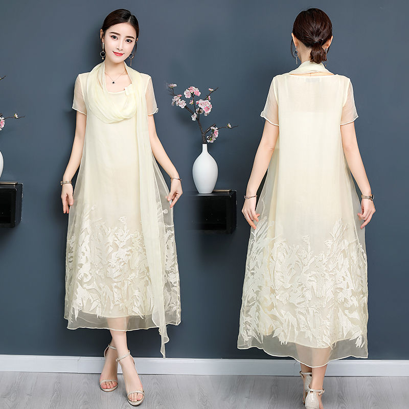 原来现在有一款比旗袍好看千倍的“减龄裙”，妈妈穿真的超级显嫩