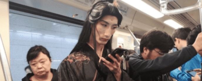  「汉服」抖音地铁1米8“汉服小哥”长啥样？发髻高耸阴柔可人，