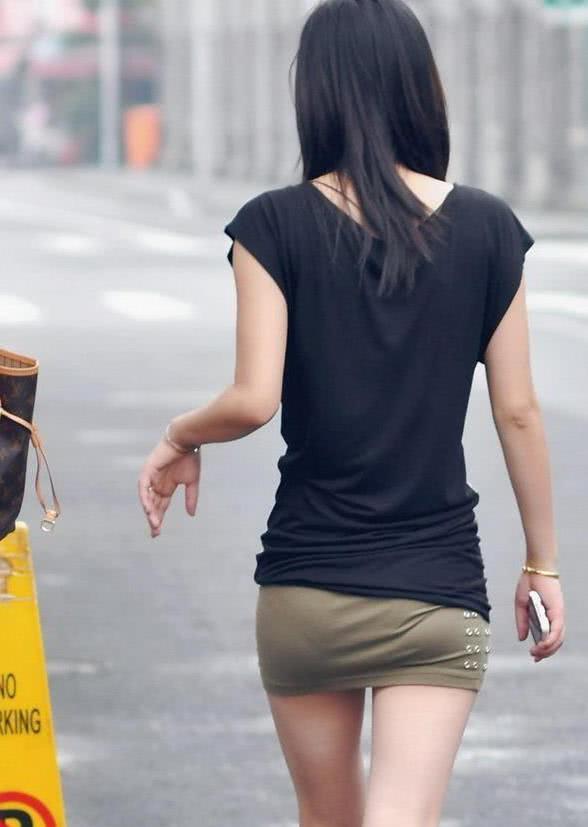 黑色上衣，超短裙的诱惑，小姐姐你还敢走路？