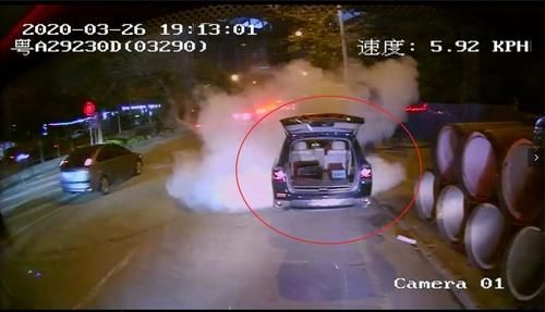  『起火』小车突然起火，公交车长拿起灭火器冲了过去