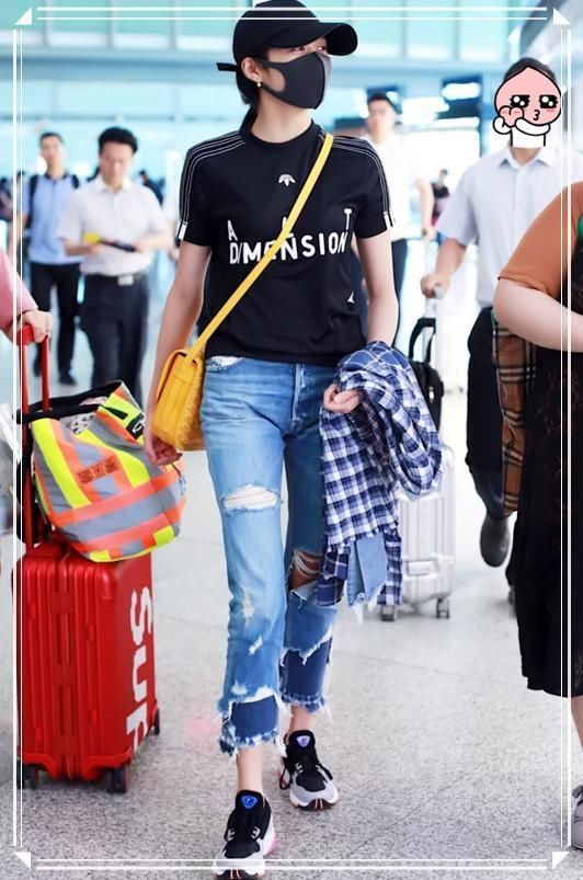 当李宇春和关晓彤同穿黑色T恤，才知溜肩和平肩的气质差距有多大