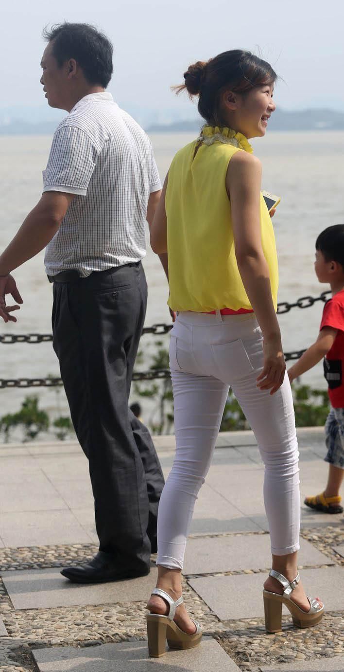 湖边抓拍:黄衫紧身白裤的大姐姐，苗条的身姿，优雅的仪态