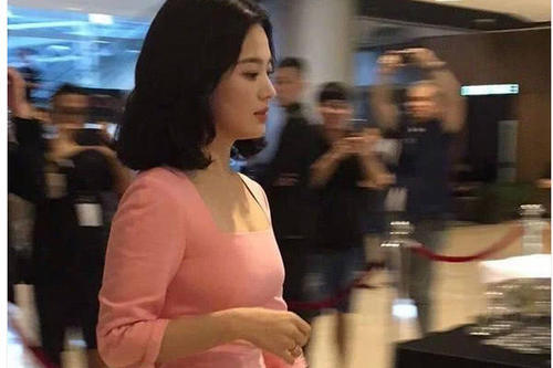 宋慧乔终于不再穿厚底鞋，36岁的她一身粉色裙子成为初恋，小蛮腰