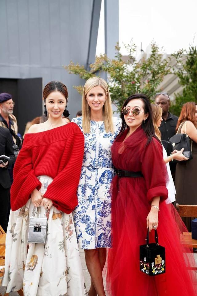 街拍:图1林心如真美，同框豪门名媛仍占上风!图2这腿太细了吧?