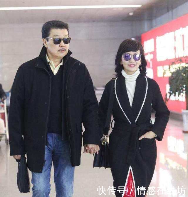 64岁赵雅芝真敢穿，黑丝袜配过膝长靴，难怪看起来这么像少女