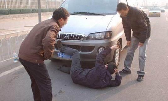 开车撞死一个碰瓷的人,要不要负责,现在终于知