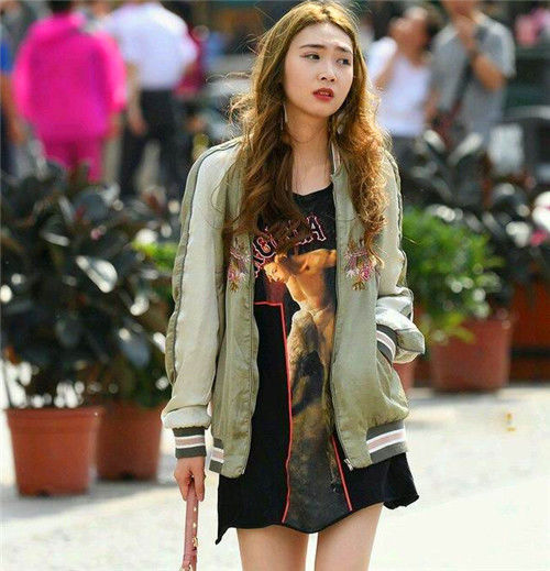 『尽显』街拍:青春靓丽小美女,紧身衬衫搭配牛仔裤,尽显低调冷艳的美