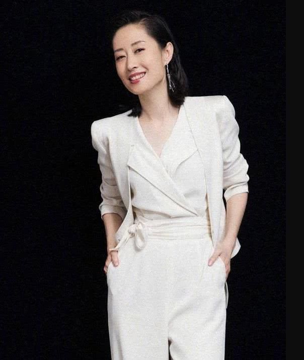 穿西装比男生还帅的6位女星，韩雪俞飞鸿霸气，陈数优雅十足