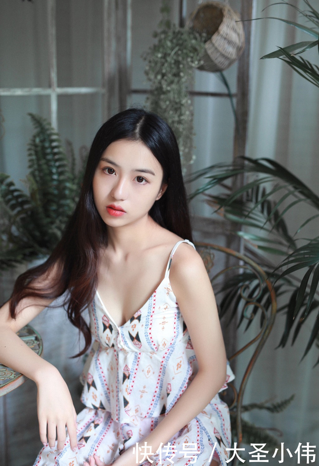  美女：美女街拍：性感美女气质长发，穿碎花短裙性感唯美私房性感写真。