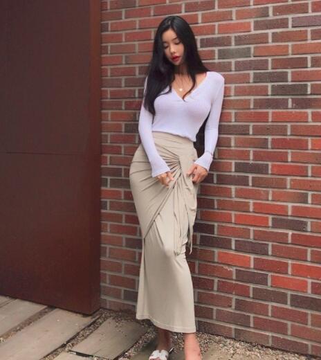 格外靓丽的紧身裙美女，穿出独特的气质感