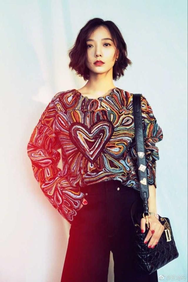 同戴“鞋带帽”，王珞丹接仙气，周笔畅却接地气，看来气质是关键