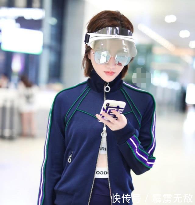 景甜这么短的裙子也敢穿,难怪里面要塞安全裤!