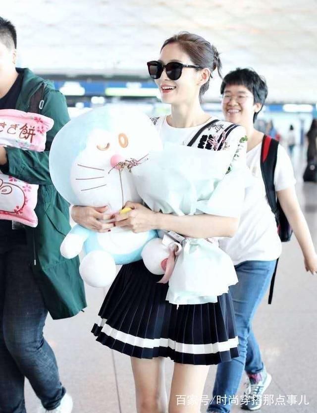 王媛可真会“装”，穿着校服搭配百褶裙，34岁嫩成18岁少女样