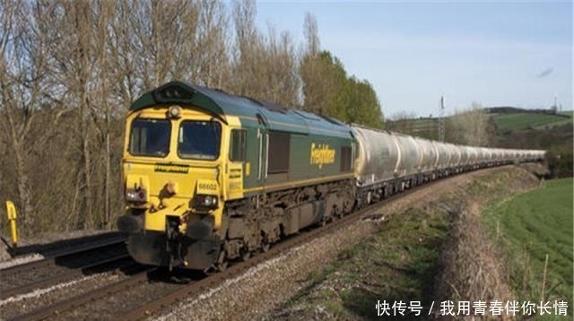 英国遭受高温袭击，出门火车停运，在家没有空调，当地人苦不堪言