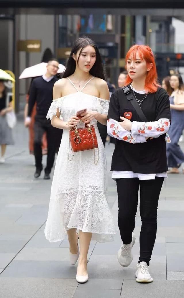 街拍!美女的时尚装扮与娇美的天生丽质，女神既视感十足!