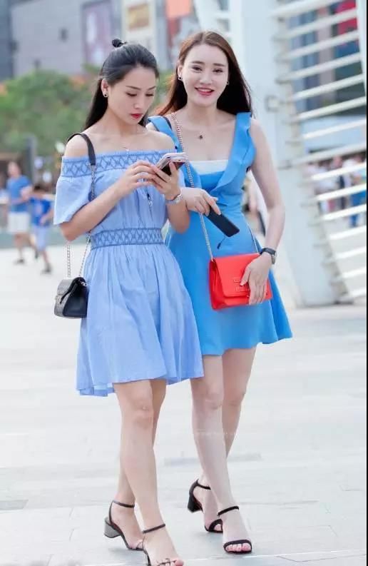 街拍：美得不重样，一对漂亮性感的姐妹花出现在广场上