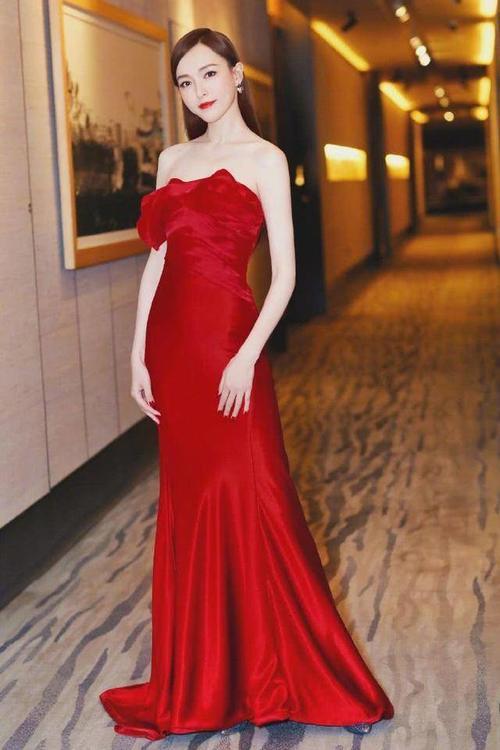 佟丽娅身穿大红裙美出新高度，唐嫣王子文也深受其诱惑