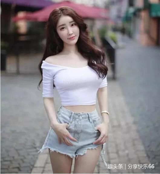 牛仔短裤更能突显美女曼妙身材，看一眼就难以忘怀！