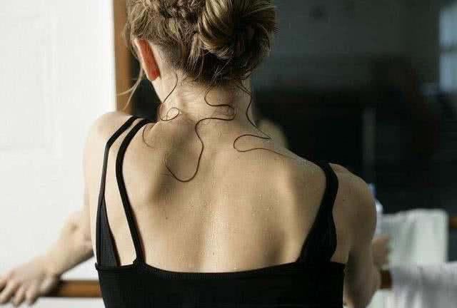 螨虫堵塞背后毛孔时，会出现4个明显特征！3个方法螨虫不敢再来！