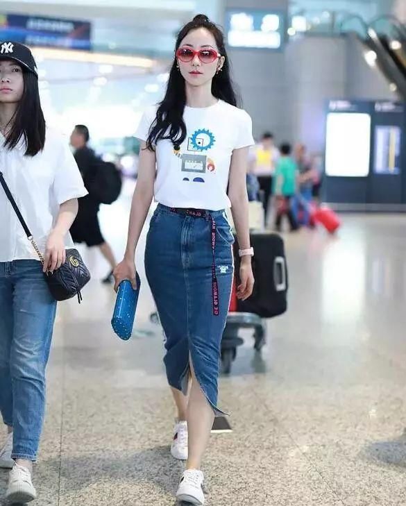 同是机场私服装，唐嫣宋茜长裤像拖地，韩雪佟丽娅短裙似走红毯