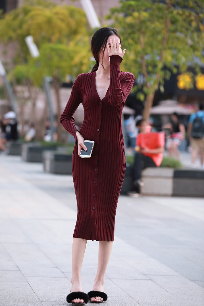 美女身高175cm，身穿酒红色的针织连衣长裙，女神范十足！