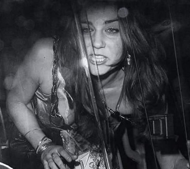 年轻时的凯特王妃不为人知的一面，透视装走秀，宿醉狂野似太妹!