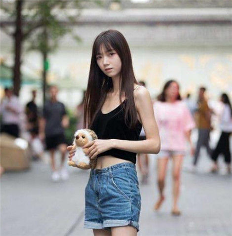 『吸睛』街拍:活泼开朗的小姐姐,吊脖上衣配短裤,好吸睛