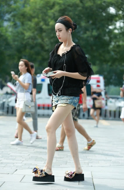 气质小姐姐超短裙搭配短袖T恤,一双逆天大长腿,路人都看呆了