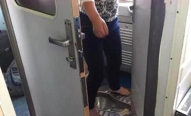  明明@火车的厕所明明直通轨道，为何轨道不发臭呢？一位列车长道