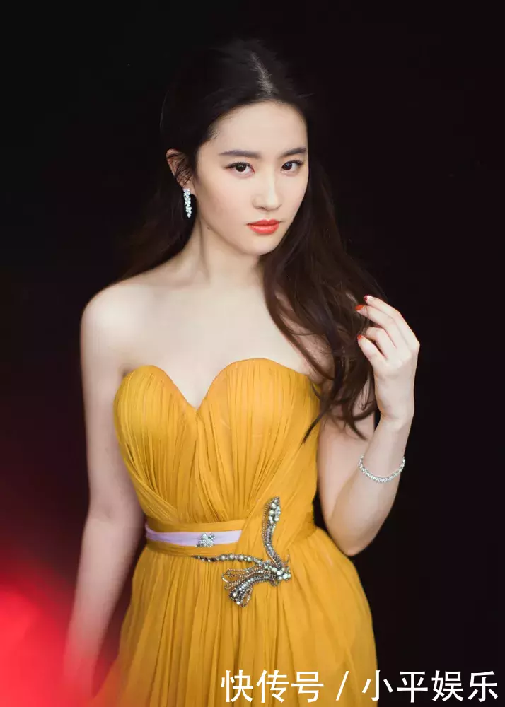 刘亦菲越长越美,薄纱抹胸裙惊艳众人,网友:像个仙女一样!