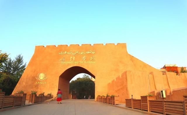 喀什人民广场,毛主席塑像为中心建筑,全疆唯一