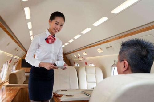 “空姐”穿的裙子如此短，她们还需要安全裤吗？网友：刷新三观！