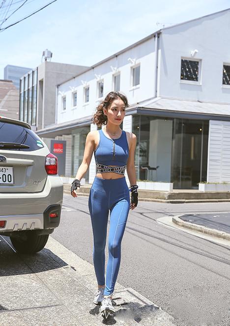 清新靓丽的紧身打底裤美女，秀出满满的自信气息，彰显成熟女人味