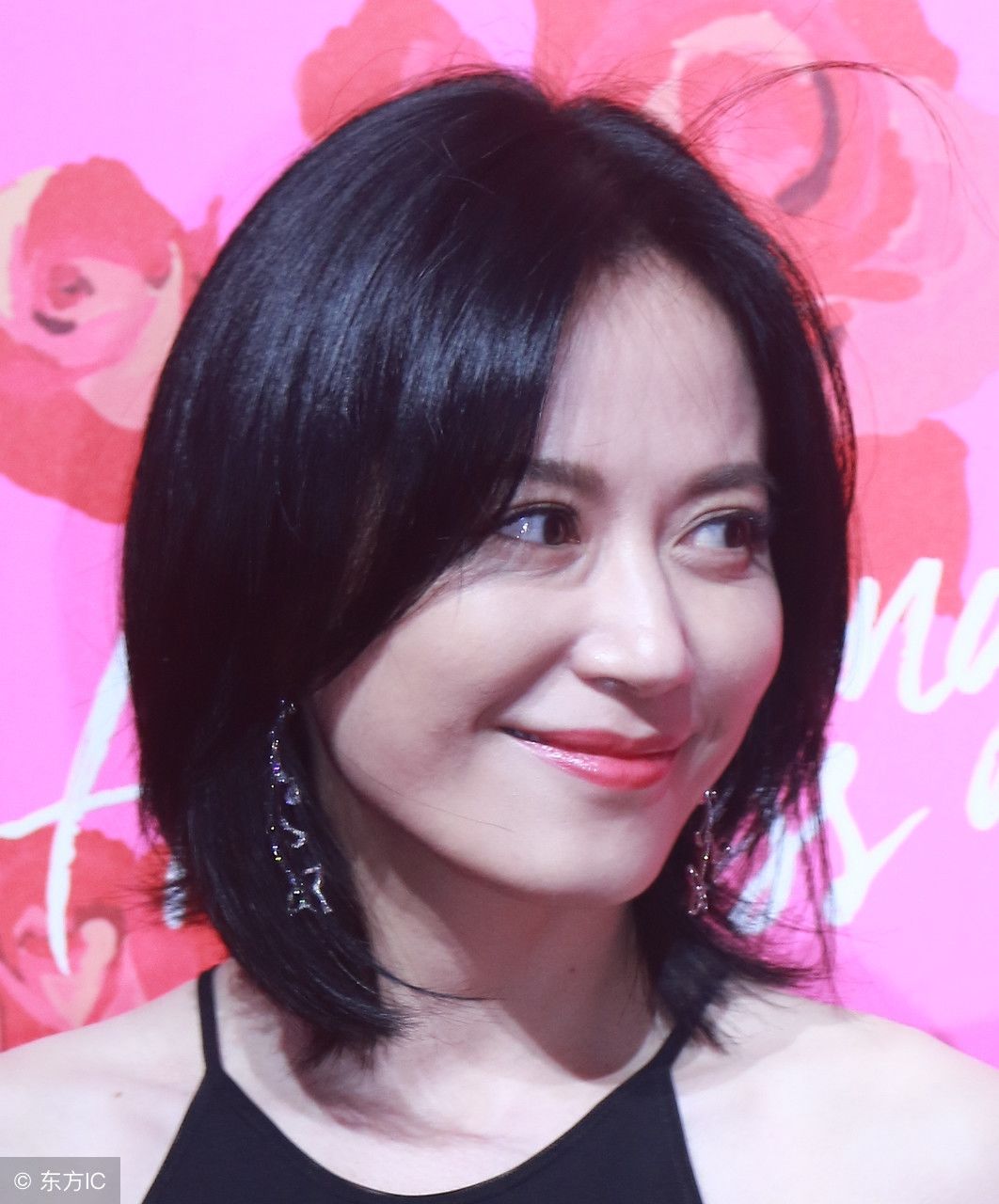 俞飞鸿真会穿，一袭黑裙魅力不减，网友:有气质的人怎么穿都美